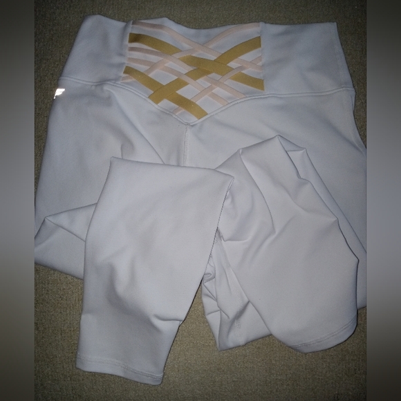Fabletics,Trendy, Powder hold, 7/8 leggings, size medium, color white - Picture 4 of 7